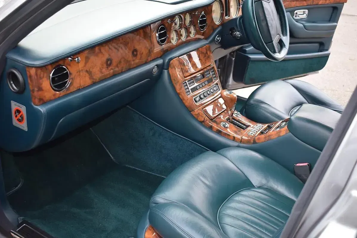 Used Bentley Arnage 405 HP (297 kW) 1999 Silver Sedan