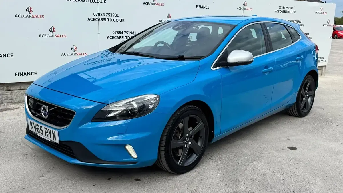 Used Volvo V40 R-Design 150 HP (110 kW) 2015 Blue Hatchback