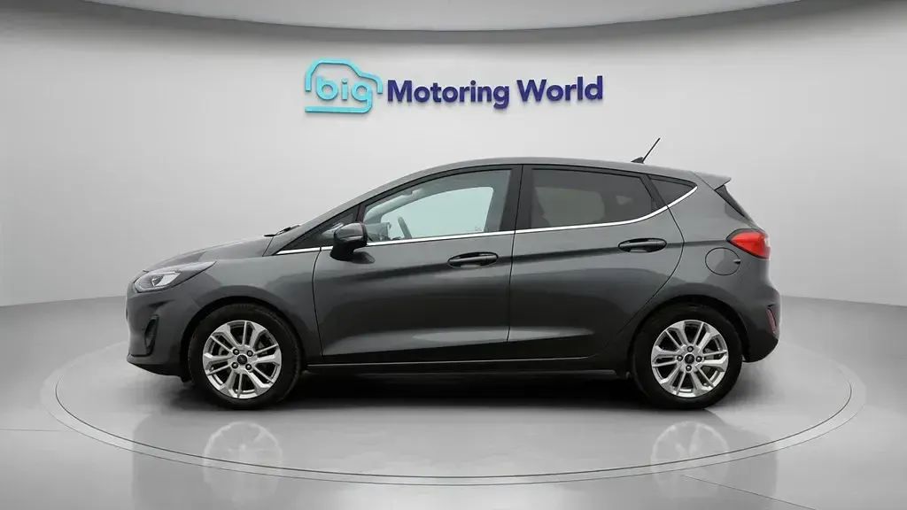 Usado Ford Fiesta Titanium 125 CV (91 kW) 2022 Gris Utilitario