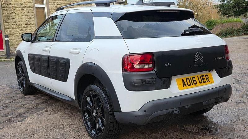 Used Citroën C4 Cactus Flair 82 HP (60 kW) 2016 White Hatchback