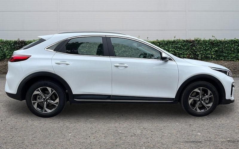 Usado Kia XCeed 114 HP (83 kW) 2025 Branco SUV
