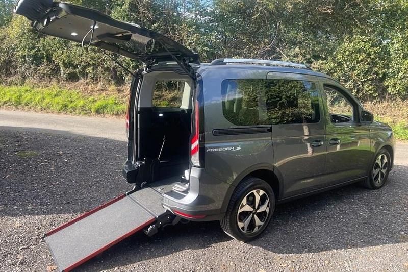 Grey Used 2025 Ford Tourneo Connect Active MPV | £25,995 (Good price) - Image 1/1