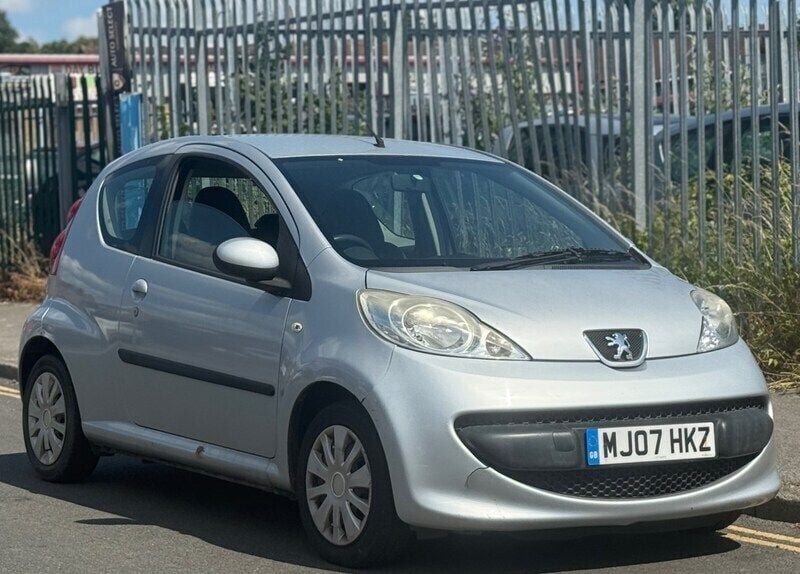 Silver Used 2007 Peugeot 107 Hatchback | £1,695 (Good price) - Image 1/4