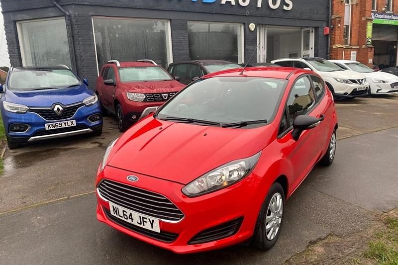 Used Ford Fiesta Studio 82 HP (60 kW) 2014 Red Hatchback
