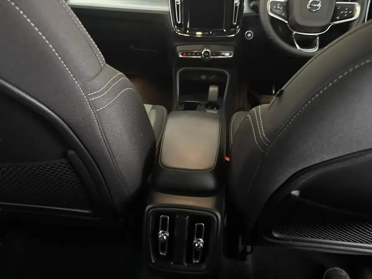 Used Volvo XC40 Core 163 HP (119 kW) 2023 Blue SUV