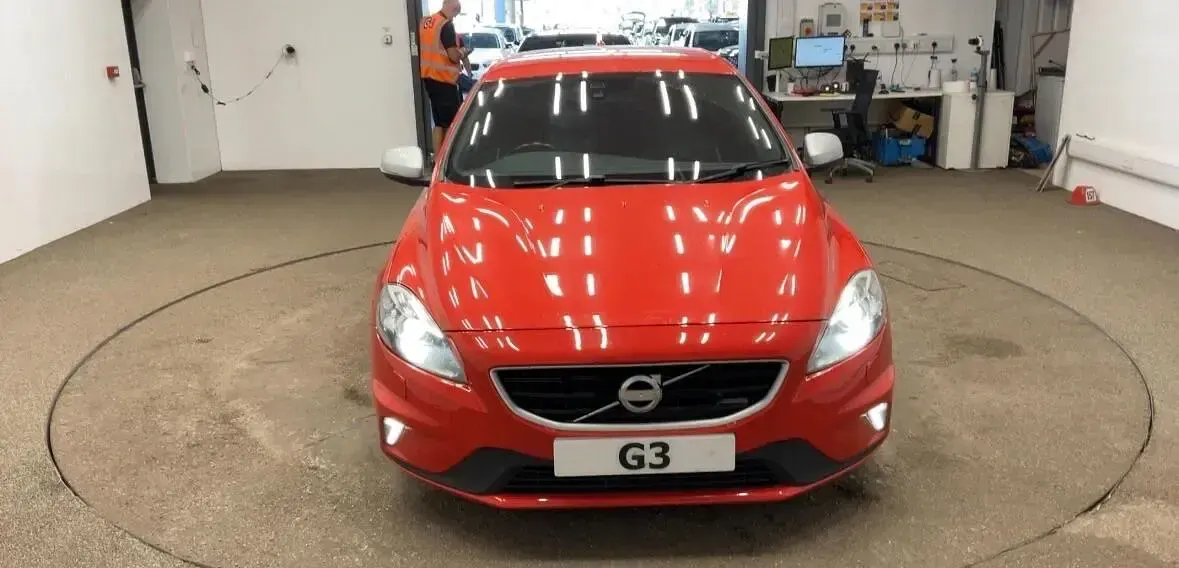 Used Volvo V40 R-Design 118 HP (86 kW) 2015 Red Hatchback