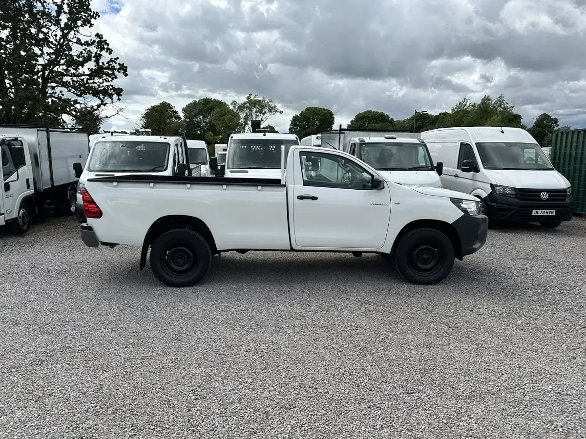 Used Toyota HiLux Active 150 HP (110 kW) 2020 White Pickup