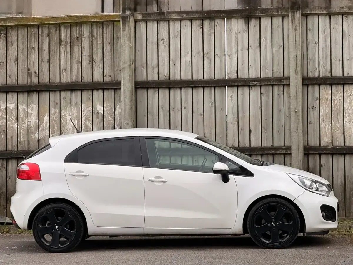 Used Kia Rio 2014 White Hatchback