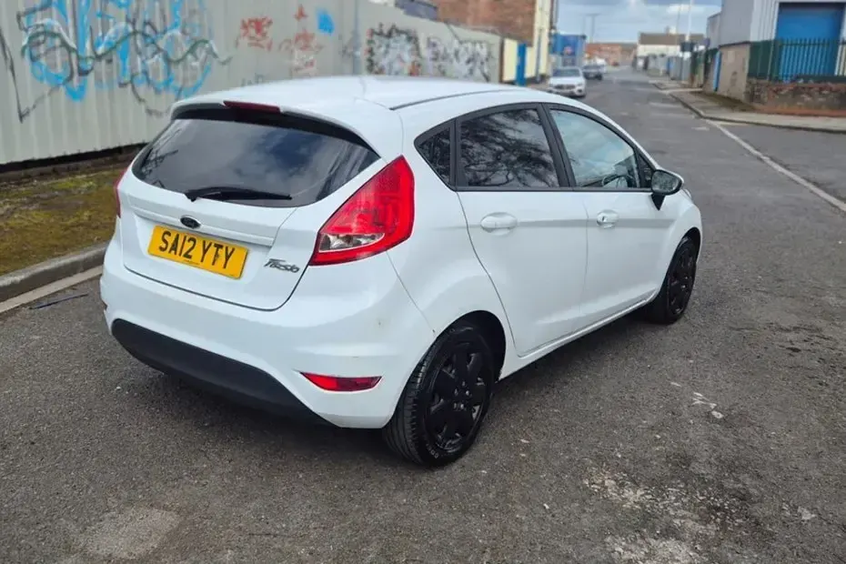Used Ford Fiesta 82 HP (60 kW) 2012 White Hatchback