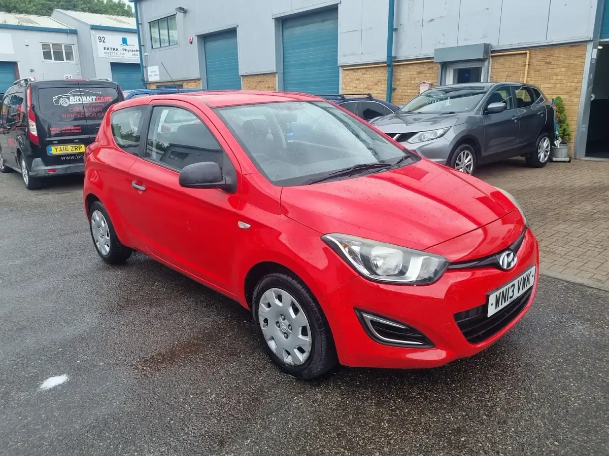 Used Hyundai i20 Classic 86 HP (63 kW) 2013 Red Hatchback
