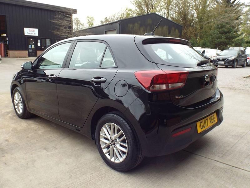 Usado Kia Rio 84 HP (61 kW) 2017 Preto Citadino