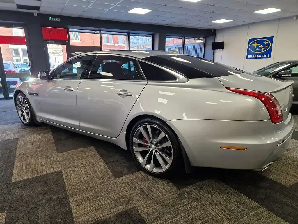 Usado Jaguar XJ Portfolio 2015 Plateado Berlina