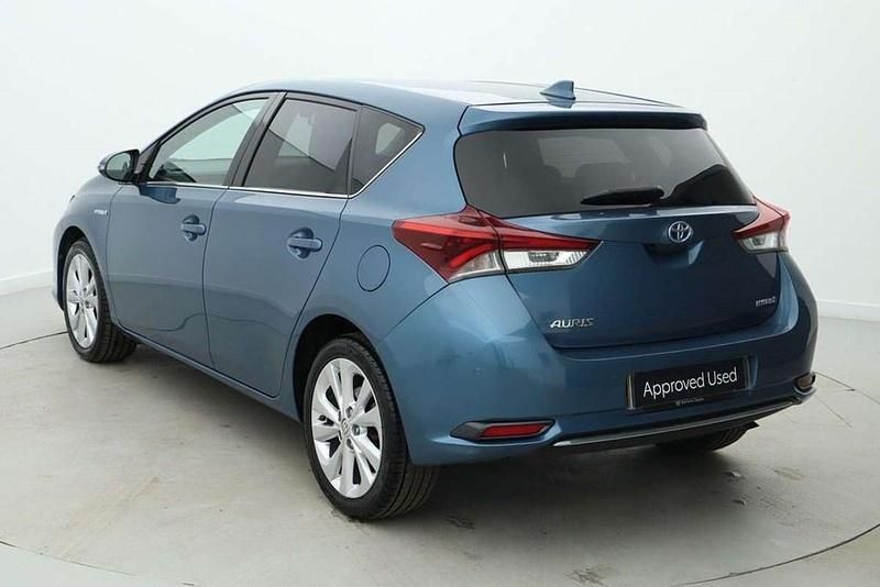 Usado Toyota Auris Hybrid 134 HP (98 kW) 2018 Azul Citadino