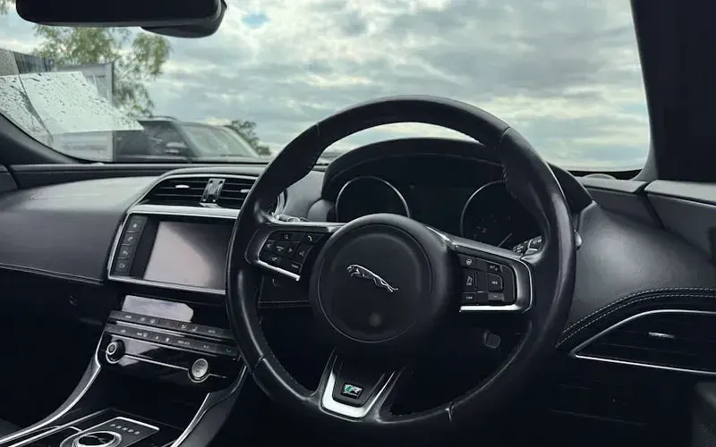 Used Jaguar XE Ingenium 200 HP (147 kW) 2018 Red Sedan