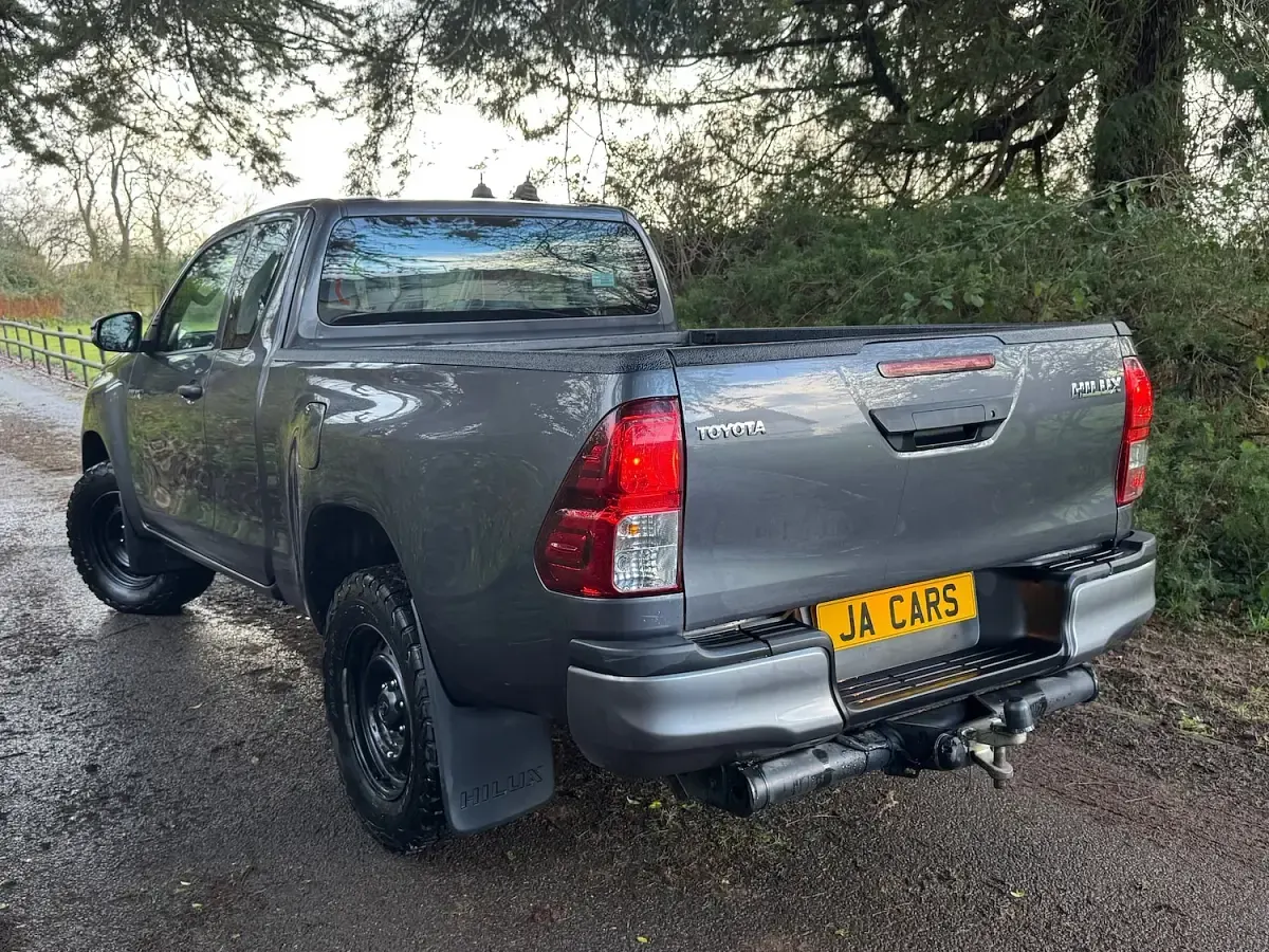 Used Toyota HiLux Active 150 HP (110 kW) 2021 Grey Pickup