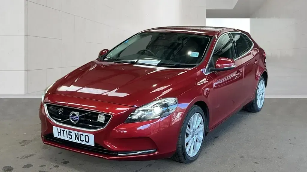 Used Volvo V40 SE Lux 190 HP (139 kW) 2015 Red Hatchback