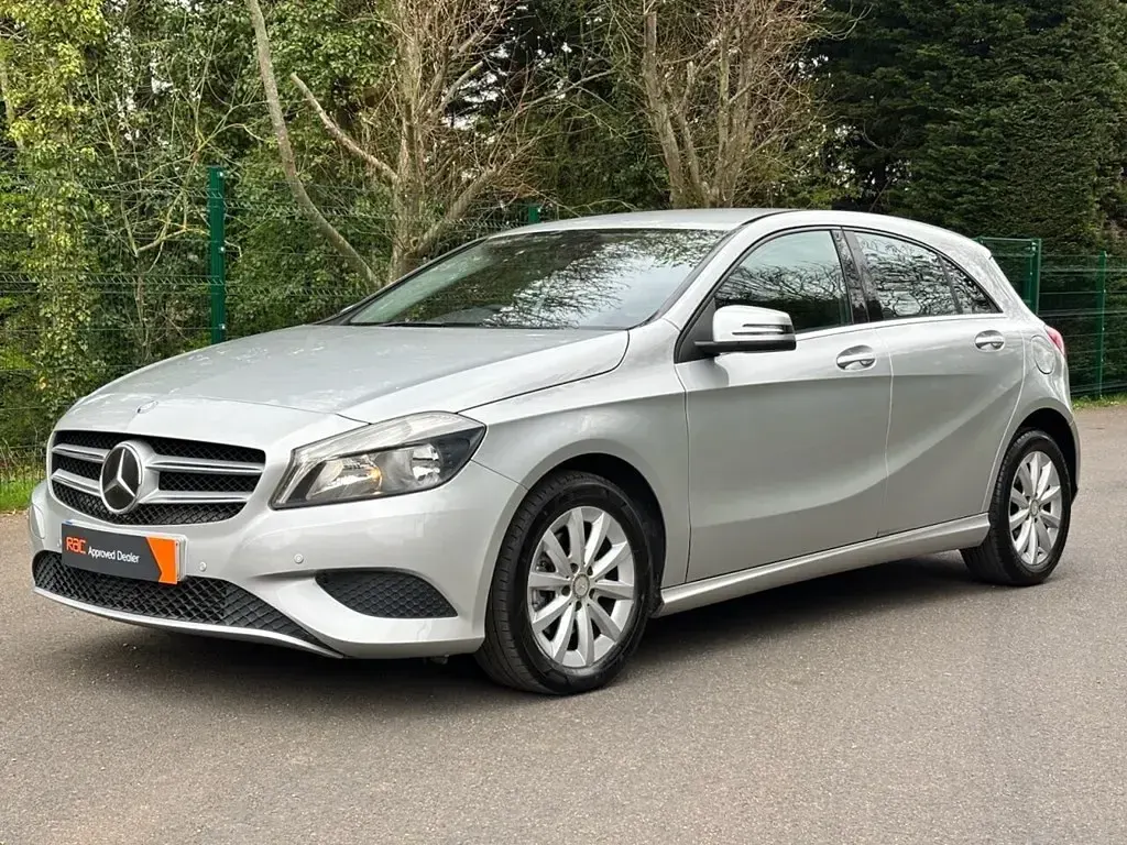 Begagnad Mercedes A180 SE 122 HK (89 kW) 2013 Silver Halvkombi