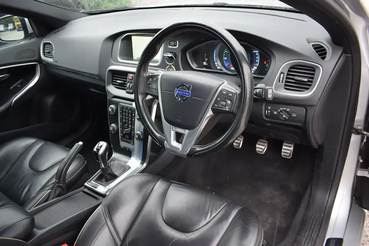 Used Volvo V40 R-Design 190 HP (139 kW) 2015 Silver Hatchback