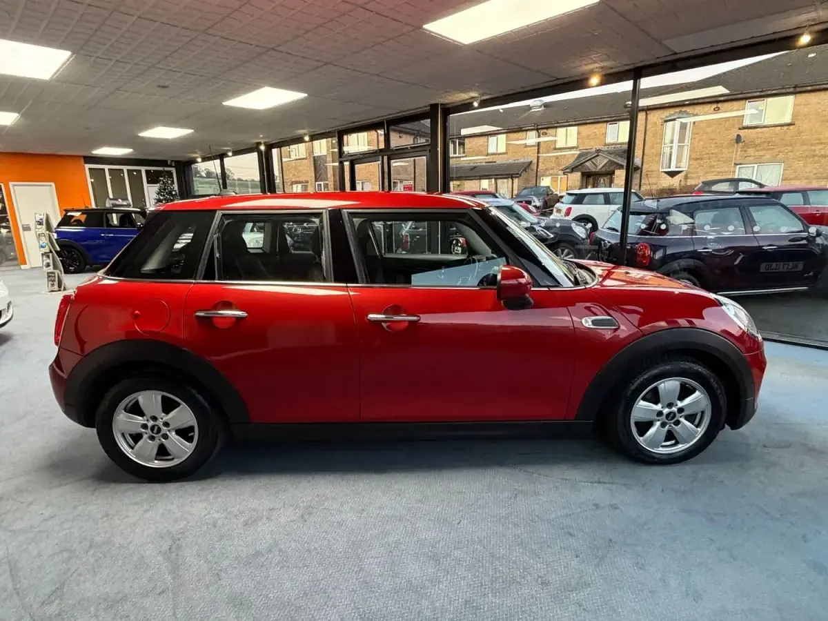 Begagnad Mini ONE Hatch 102 HK (75 kW) 2017 Röd Halvkombi