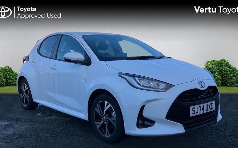 Used 2025 Toyota Yaris Hybrid Design Hatchback | £19,754 (Good price) - Image 1/4