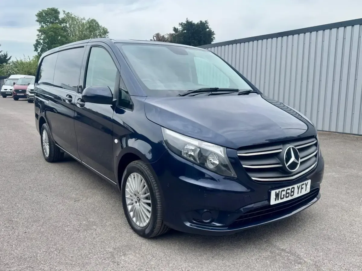 Usado Mercedes Vito Premium 140 HP (102 kW) 2019 Azul Van