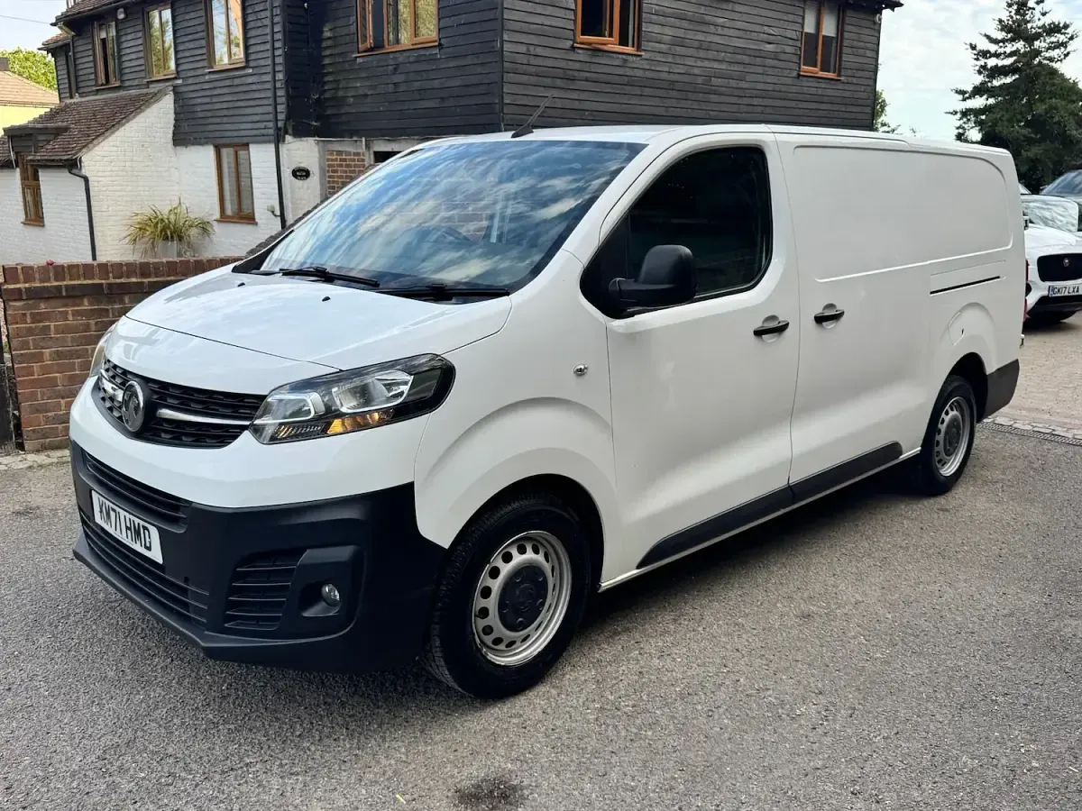 Used Vauxhall Vivaro 145 HP (106 kW) 2021 White MPV