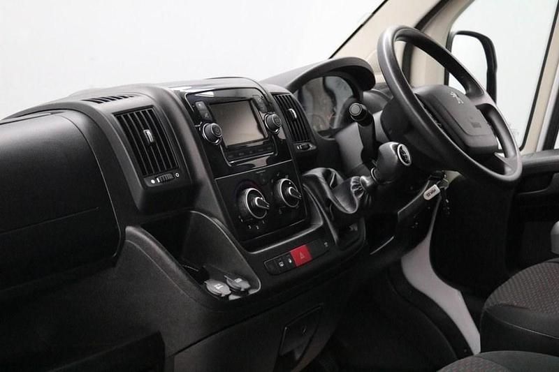 Used Peugeot Boxer 140 HP (102 kW) 2022 White Van