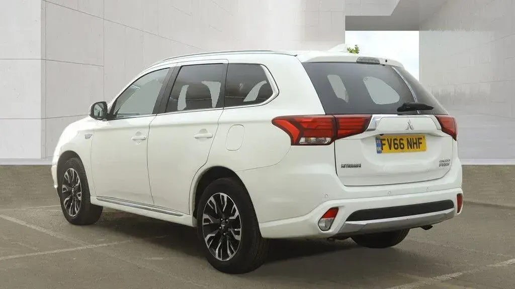 Used Mitsubishi Outlander P-HEV 2017 White SUV