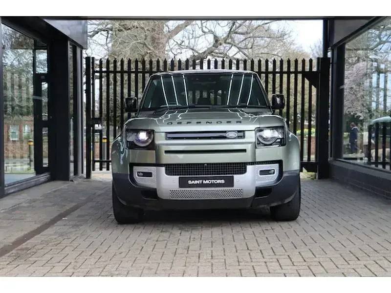 Usado Land Rover Defender First Edition 240 HP (176 kW) 2020 Verde SUV