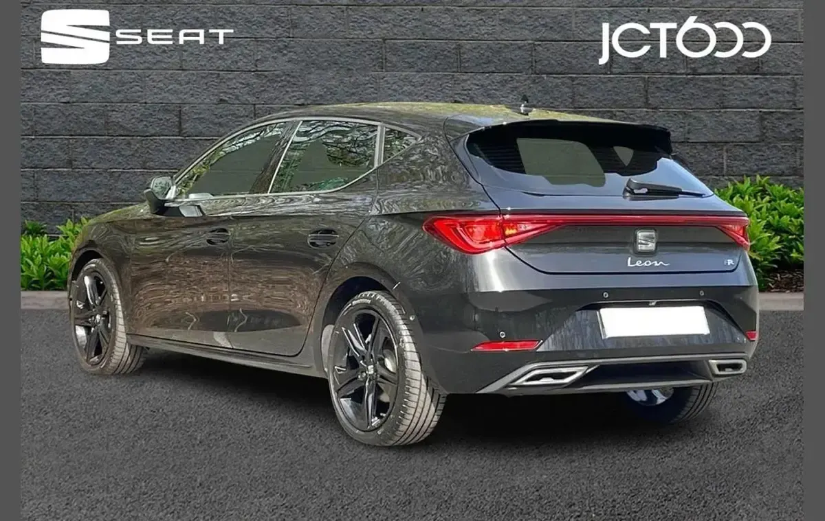 Nouă Seat Leon Black Edition 272 CP (200 kW) 2025 Negru Hatchback
