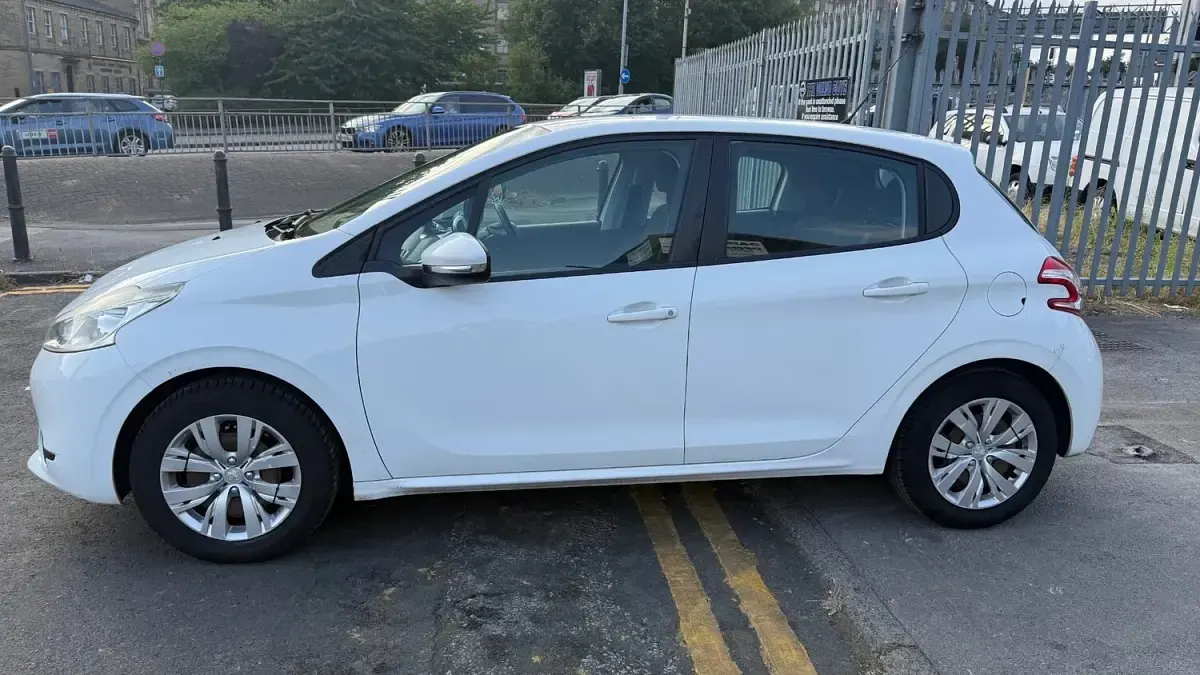 Used Peugeot 208 Access 82 HP (60 kW) 2013 White Hatchback