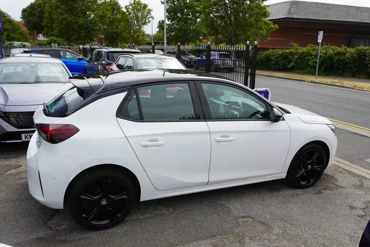 Used Vauxhall Corsa 100 HP (73 kW) 2023 White Hatchback