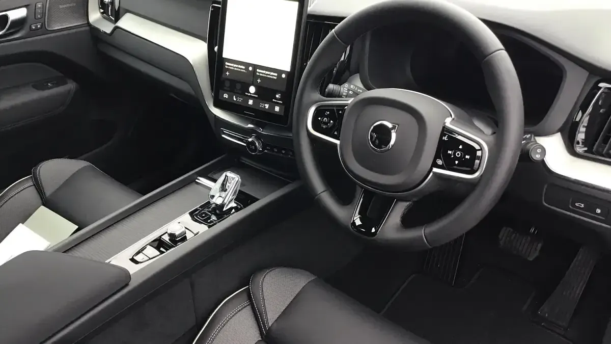 New Volvo XC60 Plus 350 HP (257 kW) 2025 White SUV