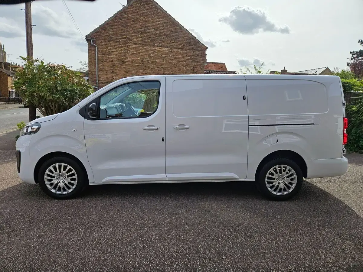 Usado Vauxhall Vivaro S 100 HP (73 kW) 2023 Branco Monovolume