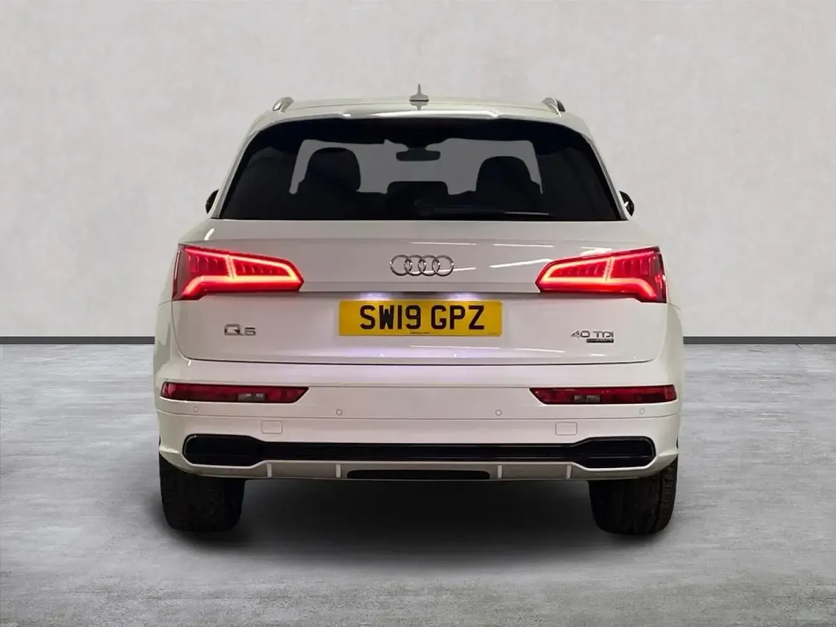 Begagnad Audi Q5 Black Edition 190 HK (139 kW) 2019 Vit SUV
