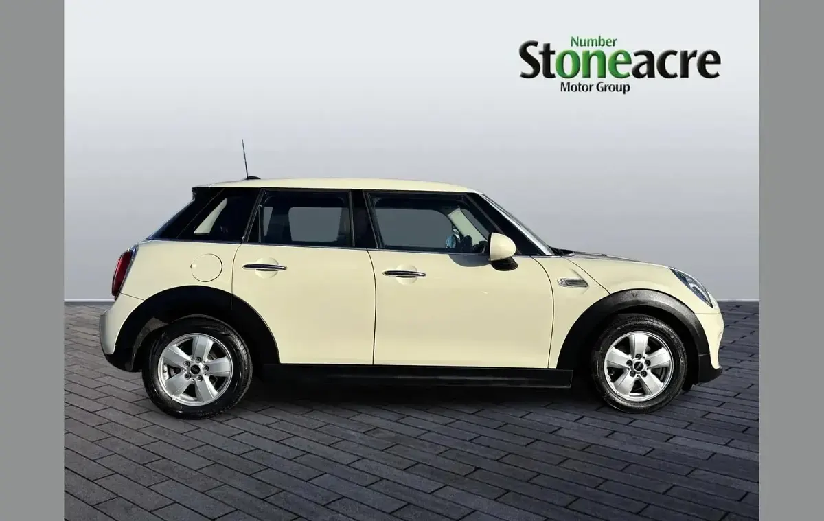 Usado Mini Cooper Classic 134 HP (98 kW) 2019 Branco Citadino