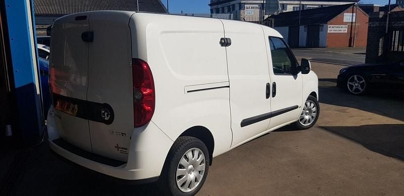 Begagnad Vauxhall Combo Sportive 105 HK (77 kW) 2017 Vit Minibuss