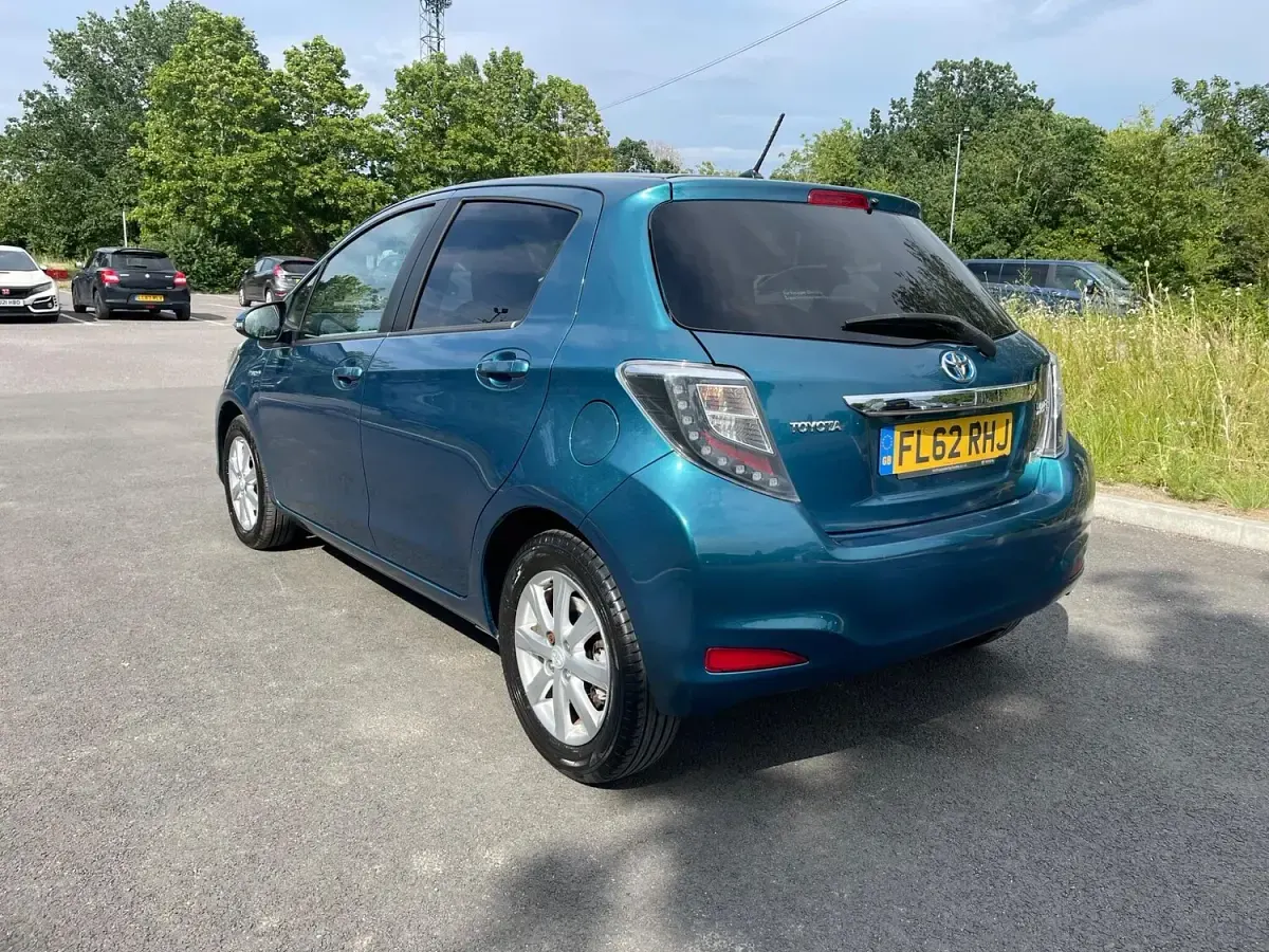Used Toyota Yaris T4 100 HP (73 kW) 2012 Turquoise Hatchback