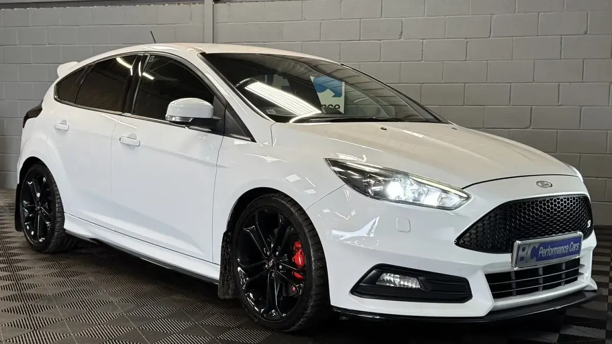 Used Ford Focus ST 250 HP (183 kW) 2017 White Hatchback