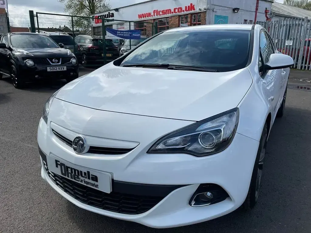 Used Vauxhall Astra GTC Edition 140 HP (102 kW) 2015 White Hatchback