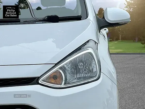 Used Hyundai i10 Premium 65 HP (47 kW) 2015 White Hatchback