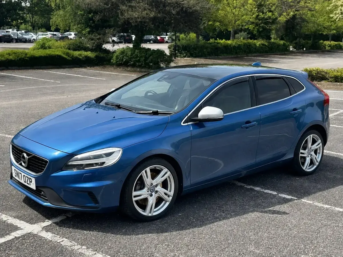 Used Volvo V40 R-Design Pro 190 HP (139 kW) 2017 Blue Hatchback