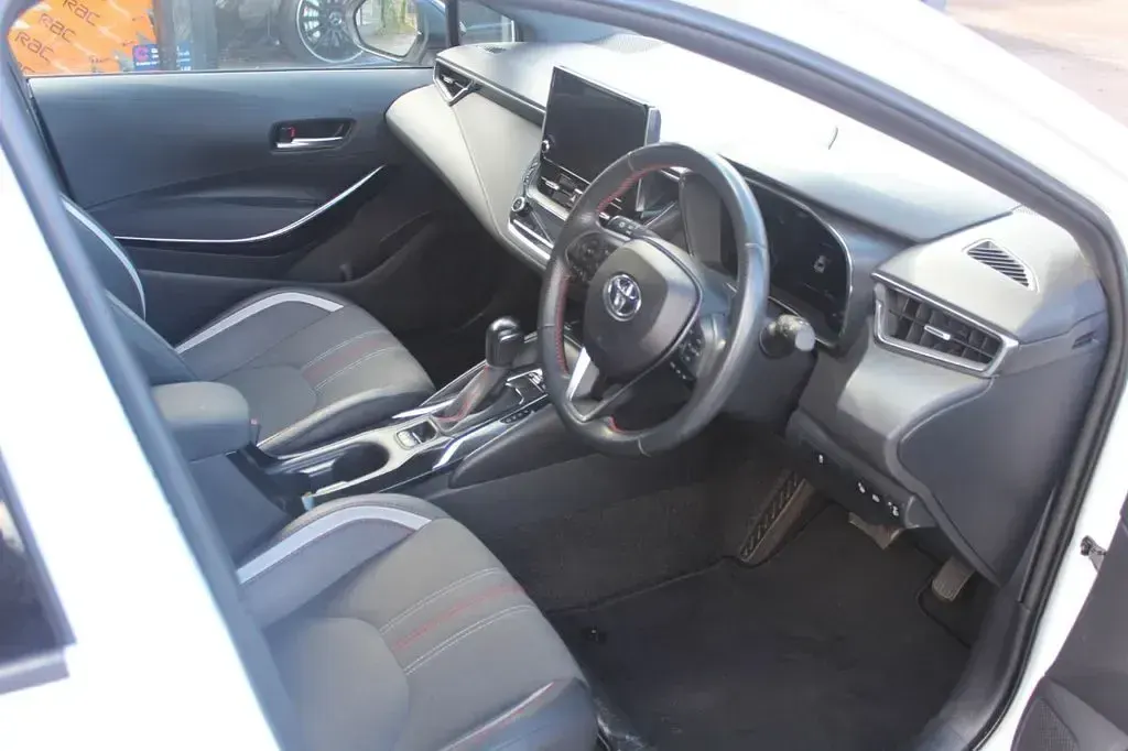 Used Toyota Corolla Sport 122 HP (89 kW) 2022 White Hatchback