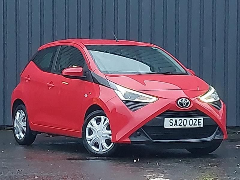 Used Toyota Aygo X-play 72 HP (52 kW) 2020 Red Hatchback
