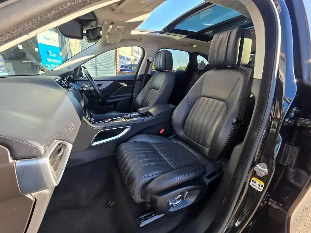Usado Jaguar F-Pace Portfolio 180 HP (132 kW) 2019 Preto SUV