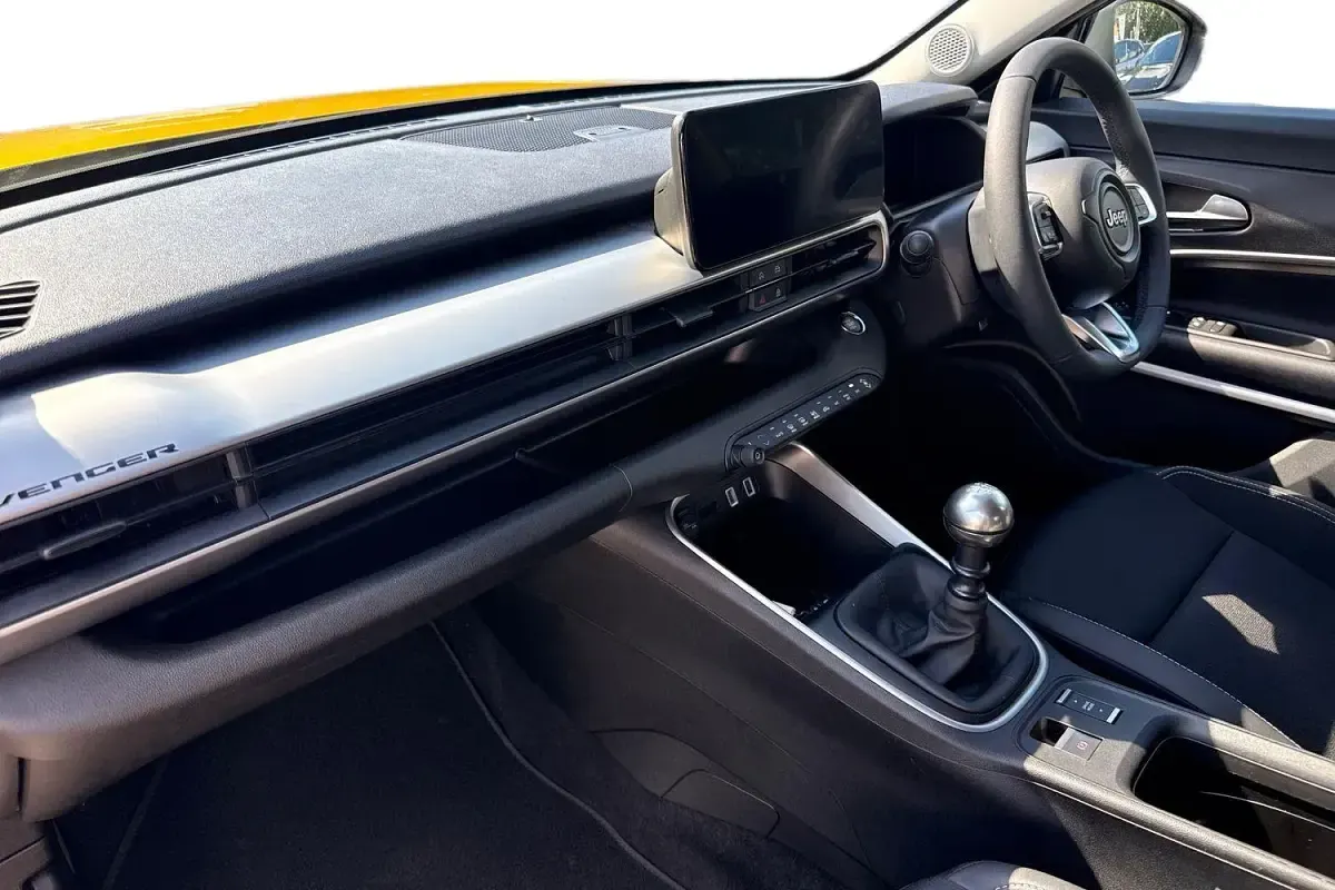 Used Jeep Avenger Summit 100 HP (73 kW) 2025 Yellow SUV