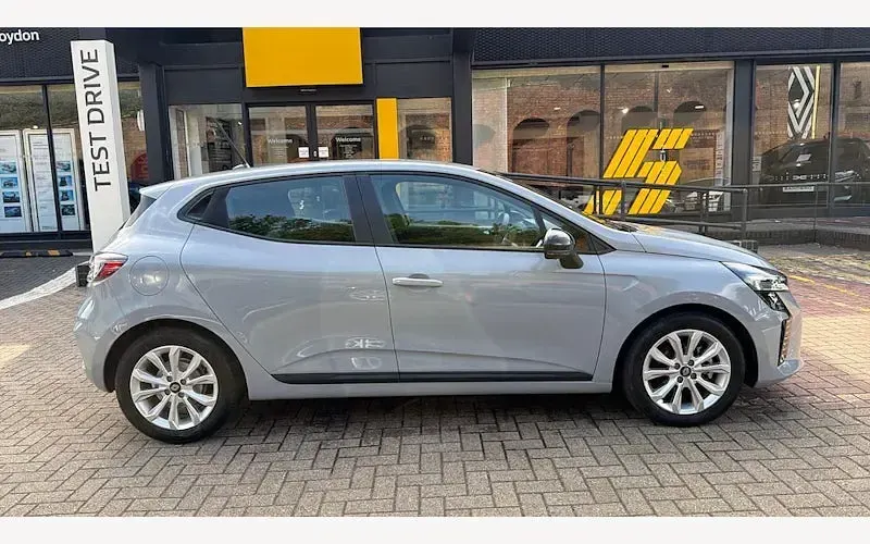 Used Renault Clio Evolution 143 HP (105 kW) 2025 Hatchback