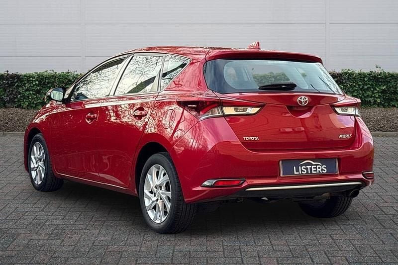 Used Toyota Auris 116 HP (85 kW) 2016 Red Hatchback