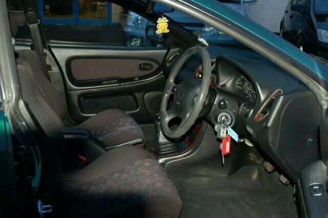 Begagnad Mazda 323 1998 Halvkombi