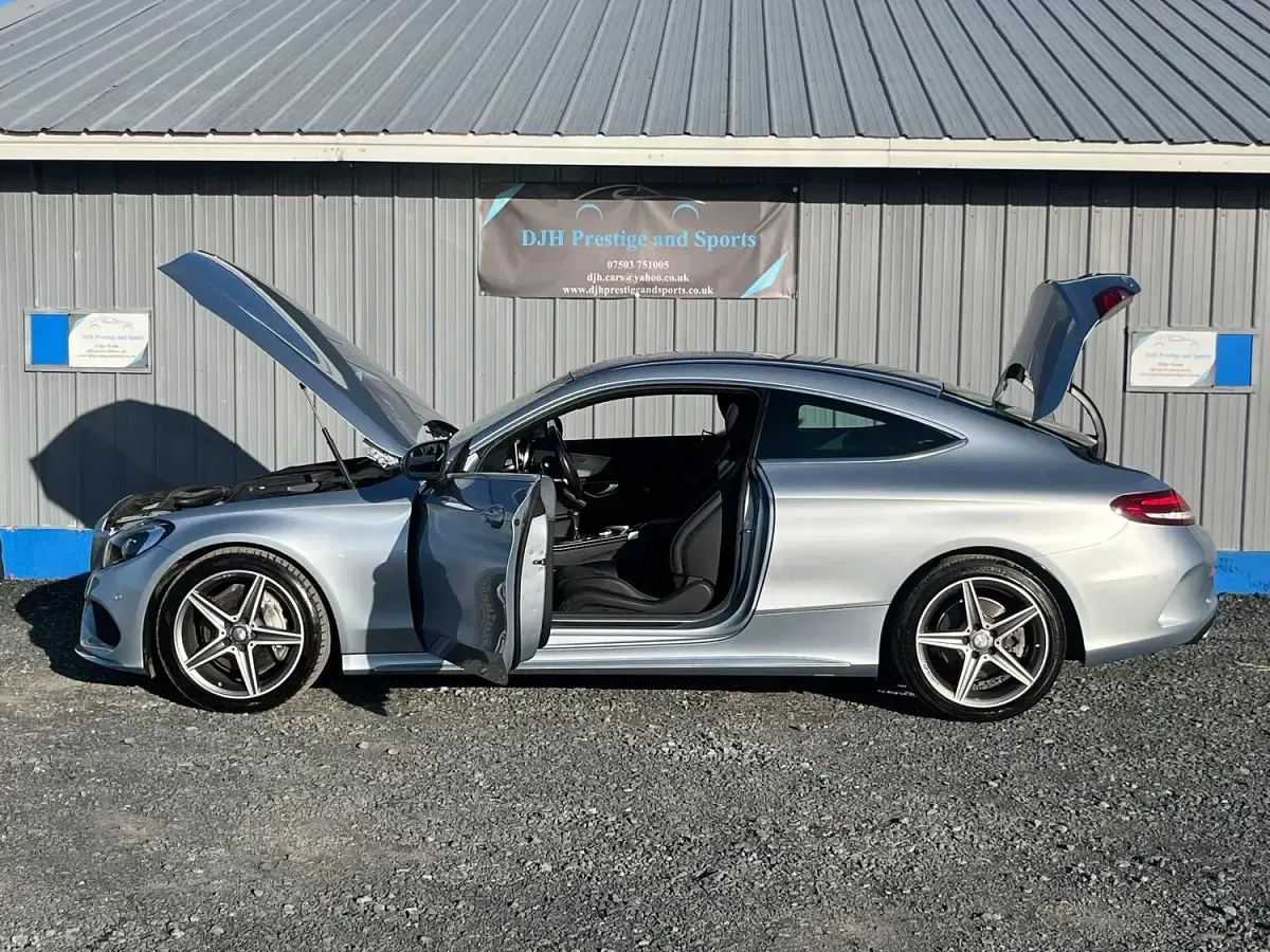 Usado Mercedes C220 AMG line 170 CV (125 kW) 2016 Plateado Coupe